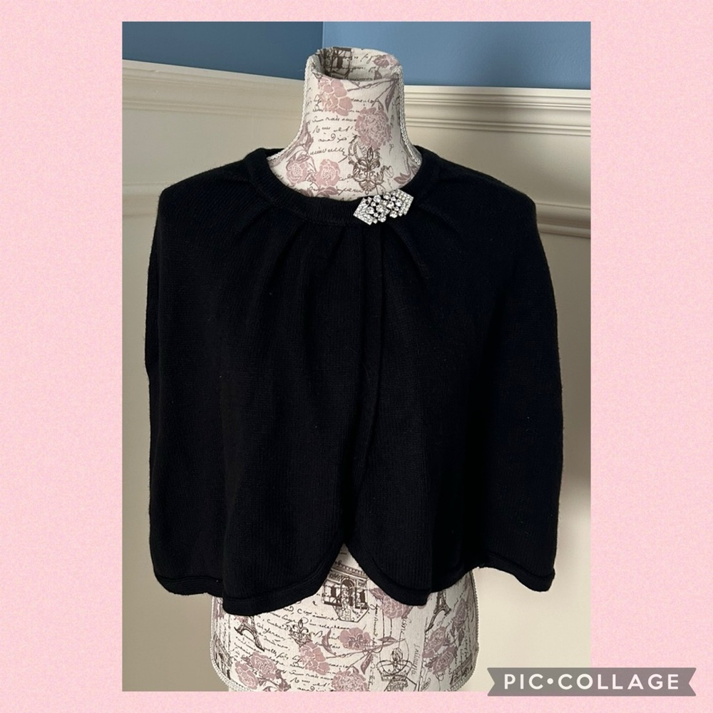 Jeweled clasp capelet OSFM